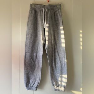 simple gray sweatpants super cute super comfy size small